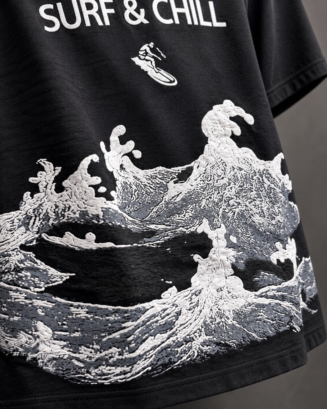 Surf & Chill black T-shirt – raised wave print detail